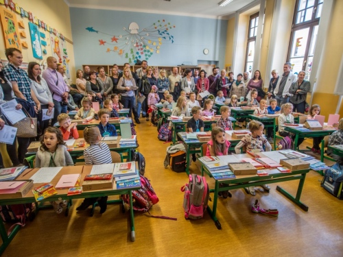 Vstávat a... hurá do školy. Dětem skončily prázdniny